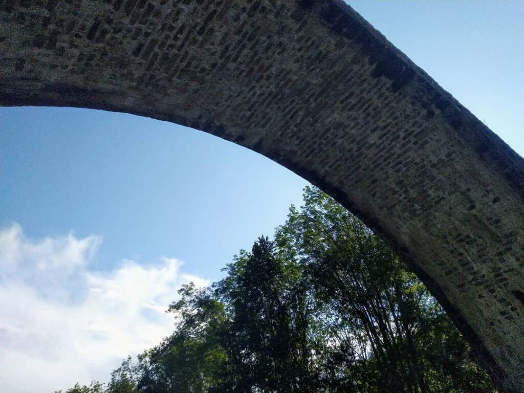 Sous le pont de la rivière de la Bourges en Ardèche, l'arche en pierres