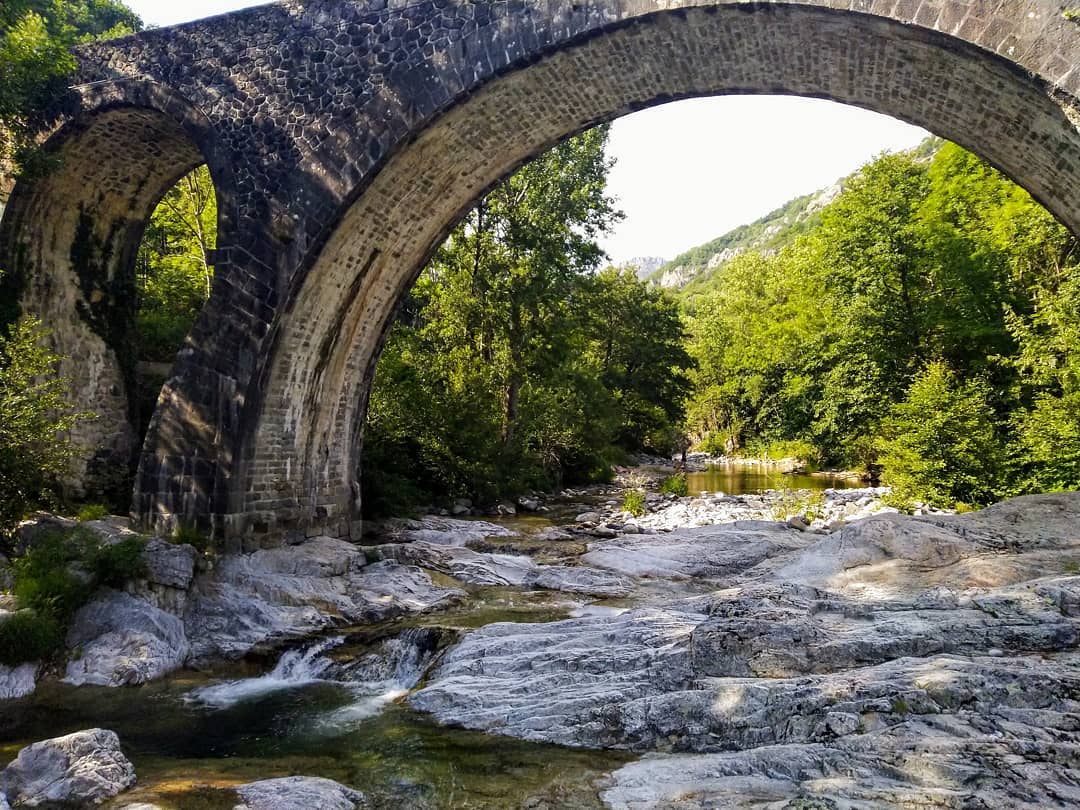Sous le pont, la rivière de la Bourges