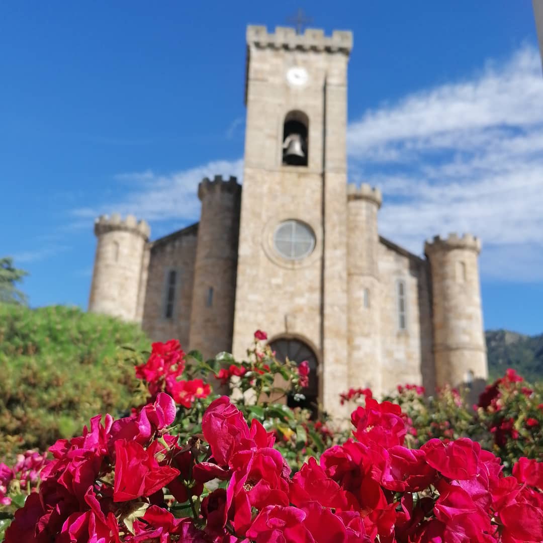 L&rsquo;église de Montpezat en fleurs
