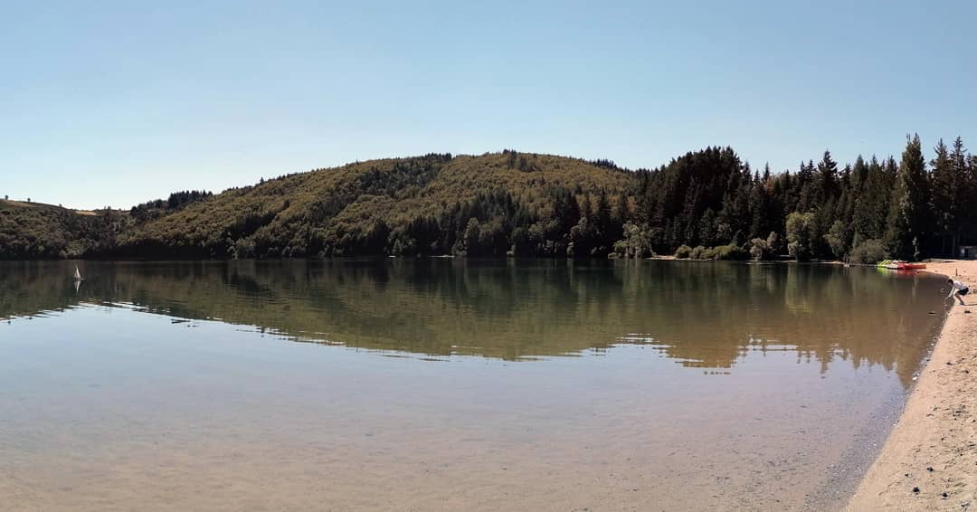 Vue sur le lac d'Issarlès un jour de ciel dégagé en Ardèche