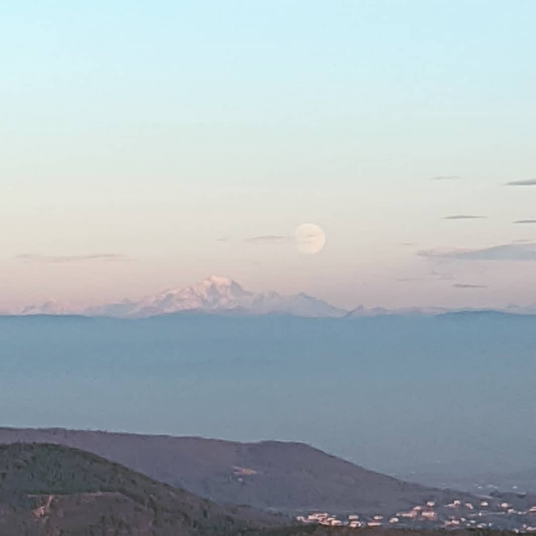 Pleine lune au dessus du Mont Blanc