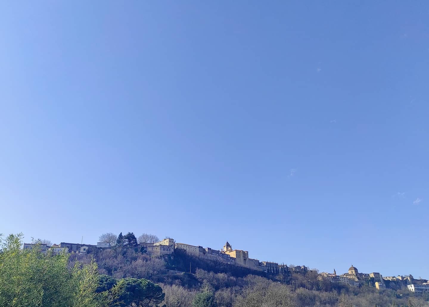 Crête d&rsquo;Aubenas dans le ciel
