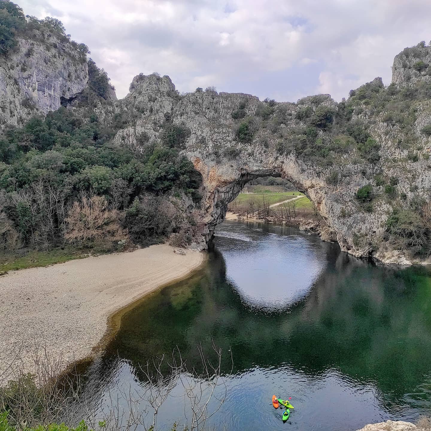 Kayaks et pont d&rsquo;Arc
