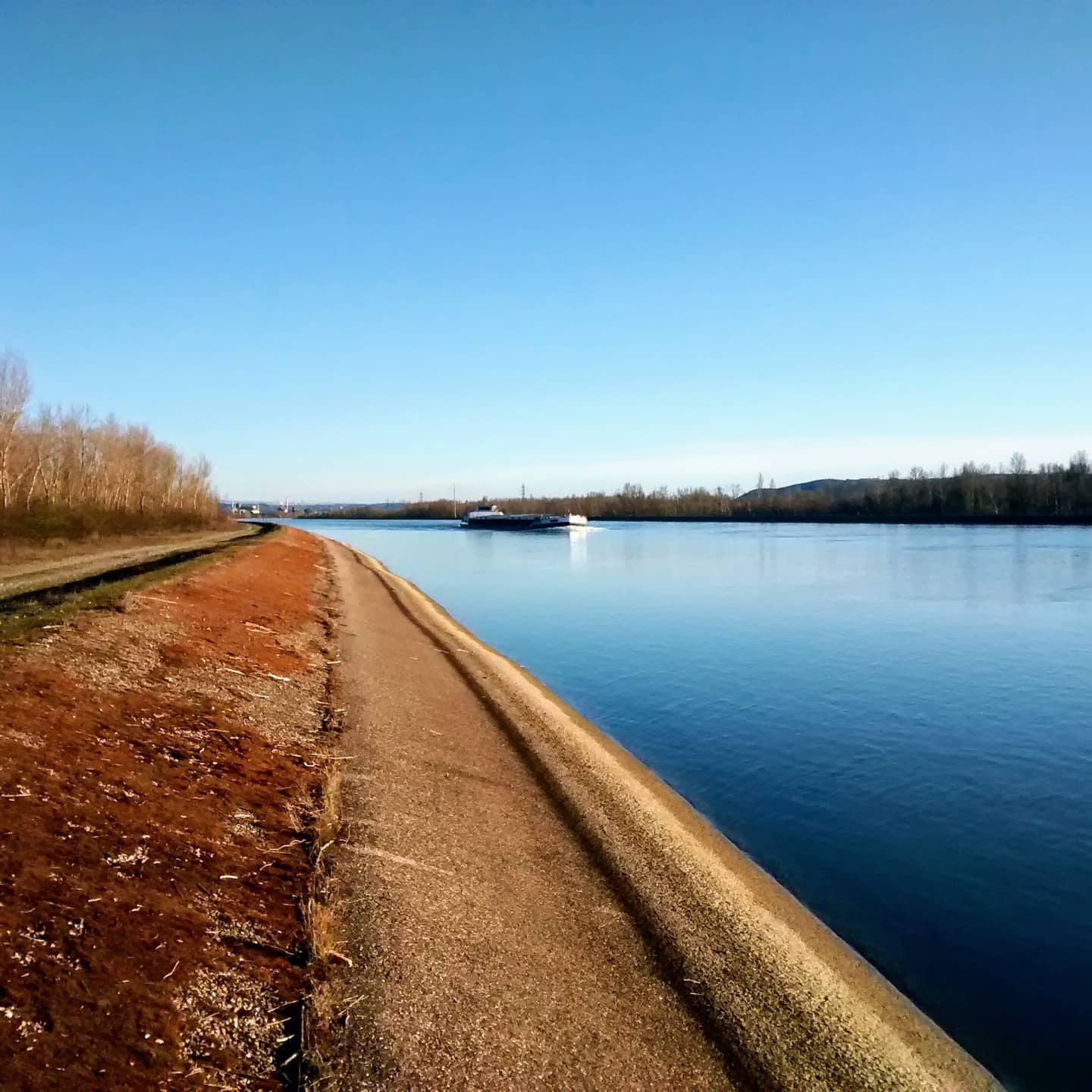 Péniche matinale sur le Rhône