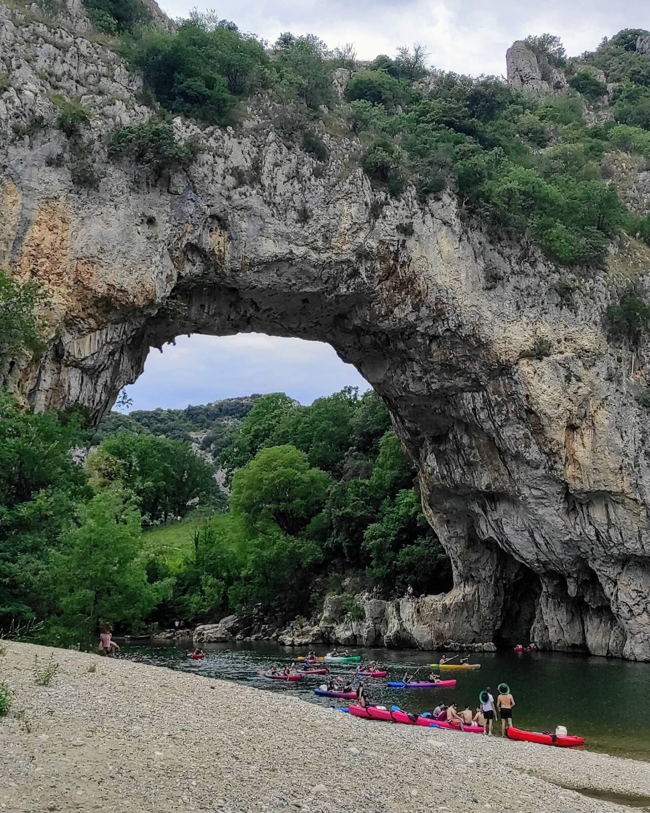 Le pont d&rsquo;Arc en canoës colorés