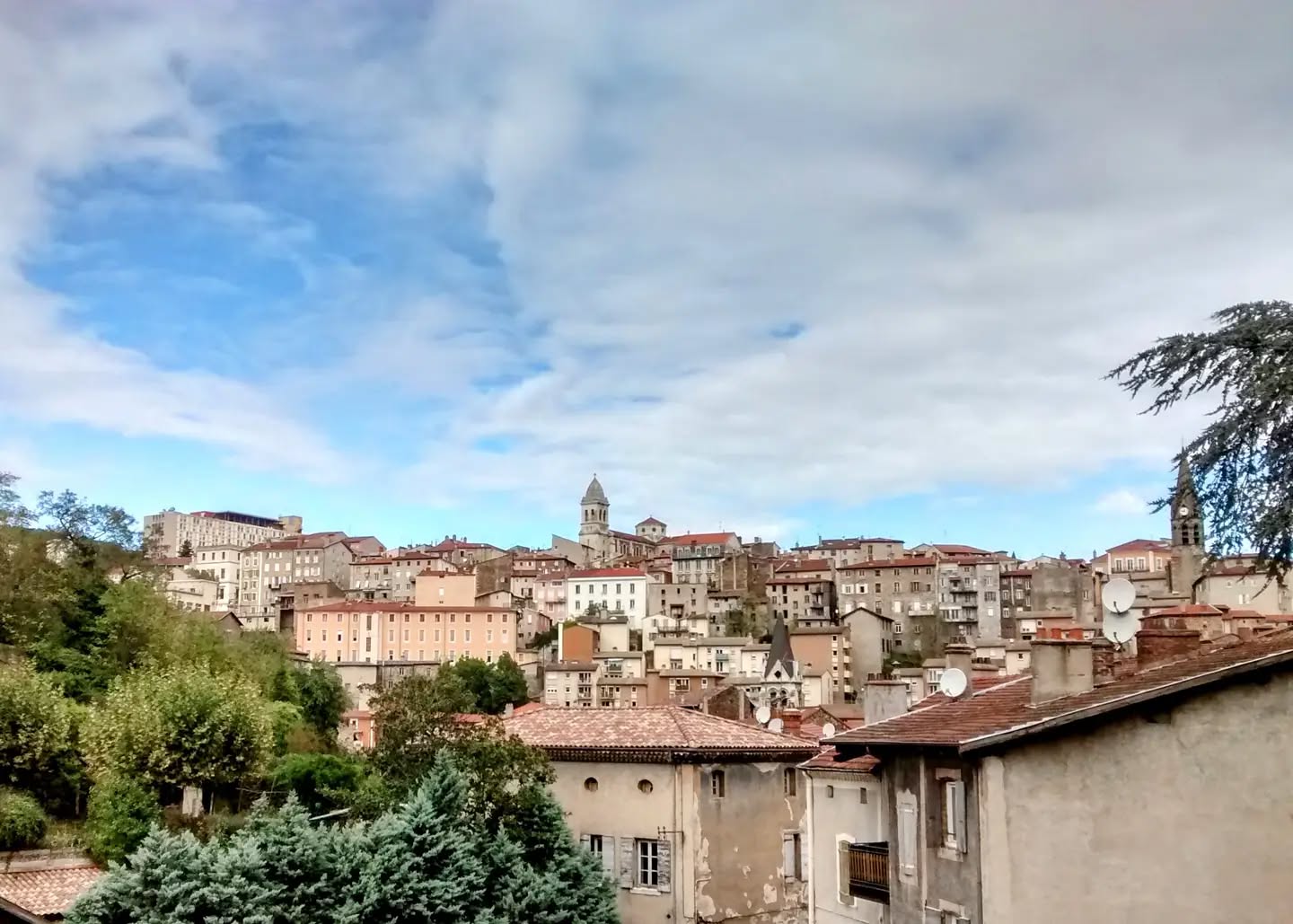 Vue sur le centre historique d'Annonay depuis la rue des Tanneurs en Ardèche (pĥoto)