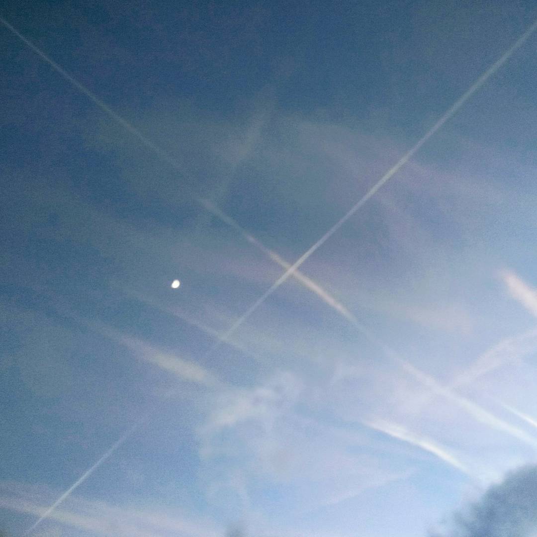 Cache cache lune dans le ciel