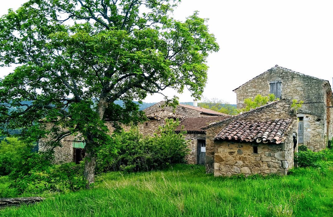 Corps de ferme en friche
