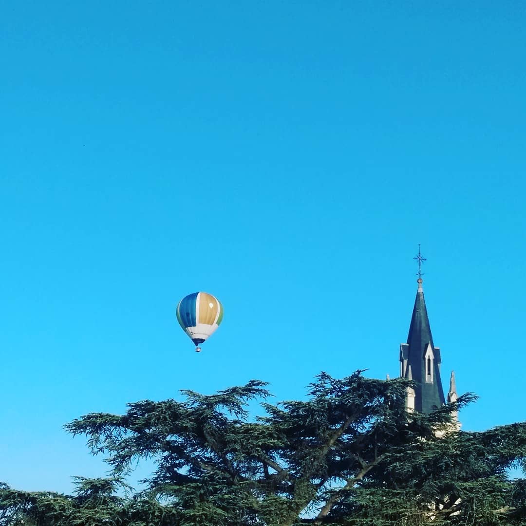 La montgolfière et l&rsquo;église