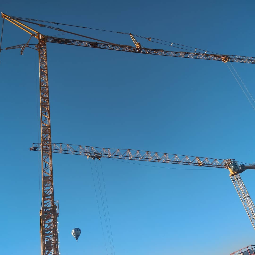 Grue et montgolfière