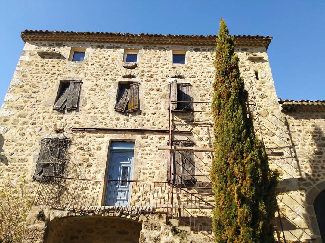 Maison abandonnée en regain
