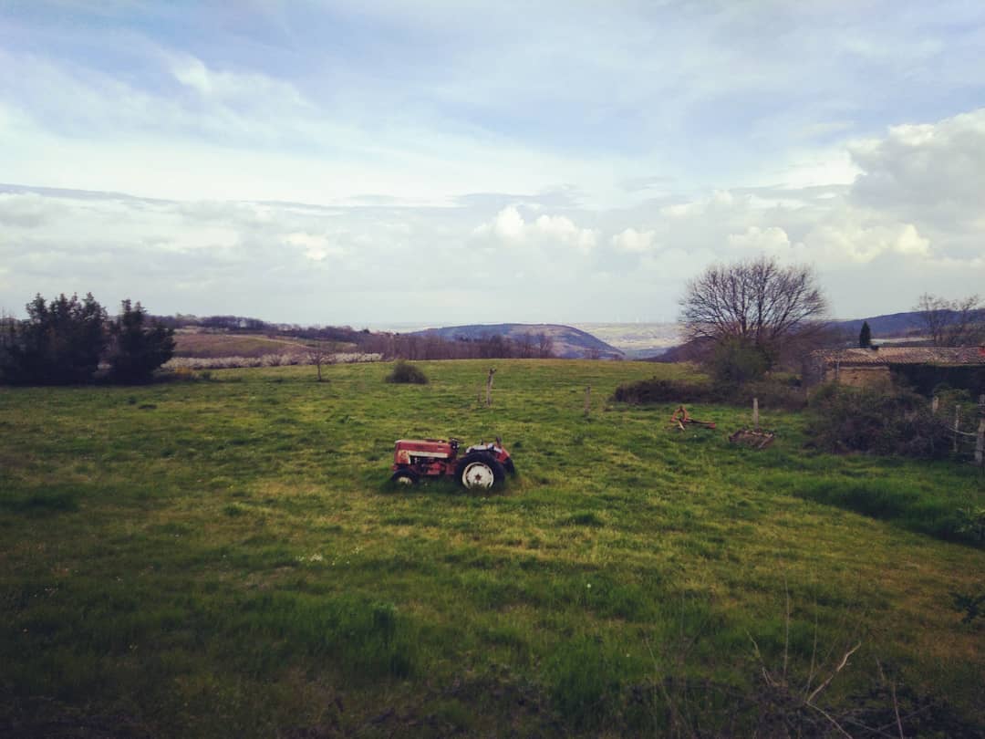 Le tracteur est dans le pré