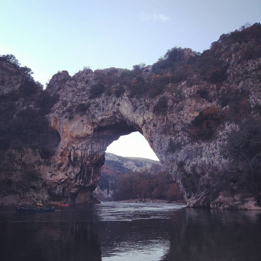 Canoës sous le pont d&rsquo;Arc