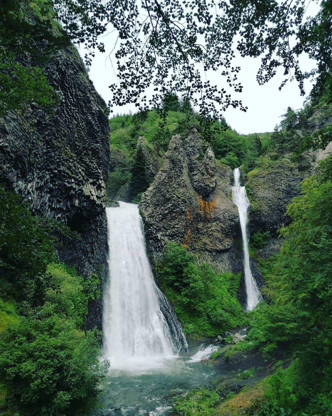 Vu sur la cascade du Ray-Pic et ses colonnades basaltiques, avec la rivière de la Bourges