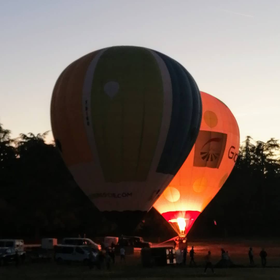 2 Montgolfières de près à Déomas dont une en flamme intérieur