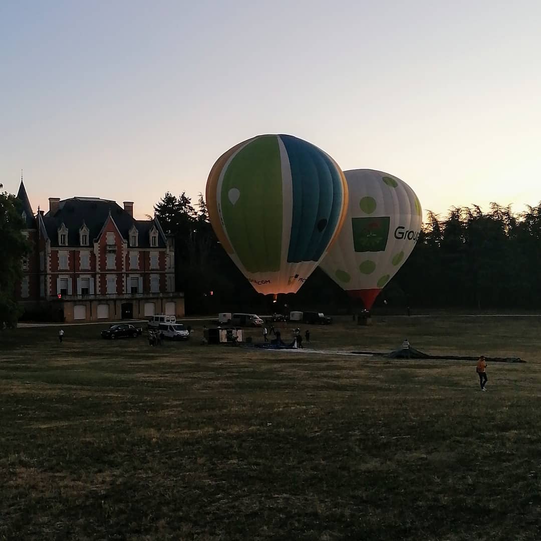 deux montgolfières en train de s'envoler dans le parc de Déomas à Annonay en Ardèche