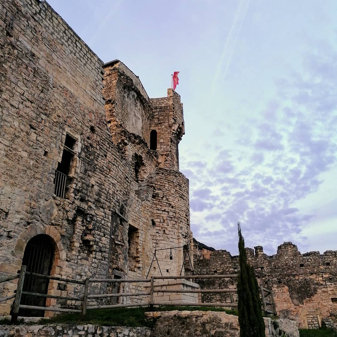 entrée Est du château vers la vieille ville et ses maisons escarpés