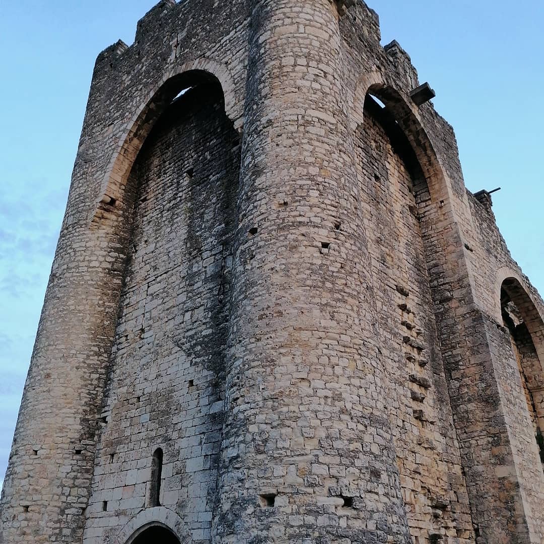 Château de Cruas, vue au 3/4 vers le ciel du bâtiment central