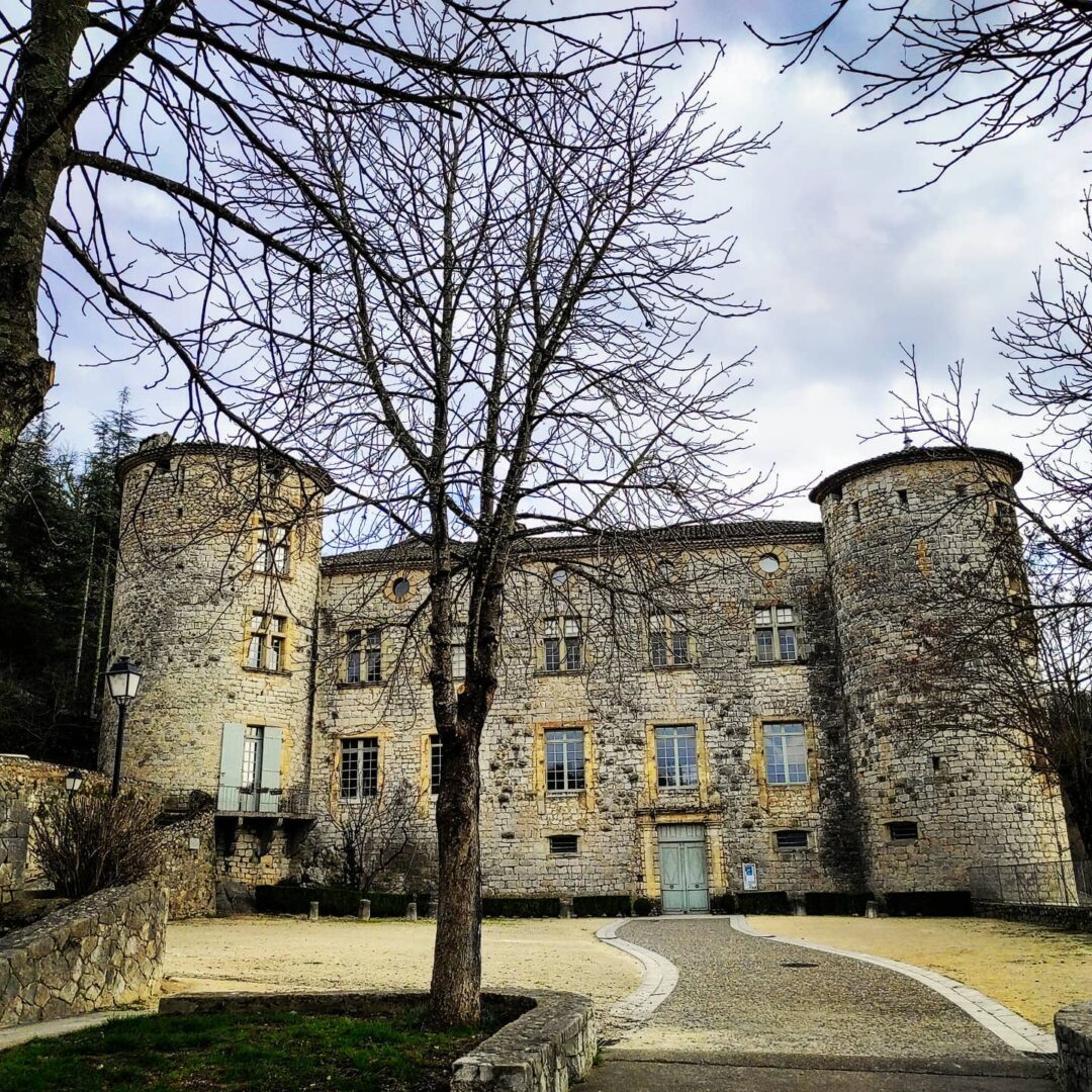Façade nord et entrée du château de Vogüé sur les bords de la rivière de l'Ardèche en Cévenne vivaroise