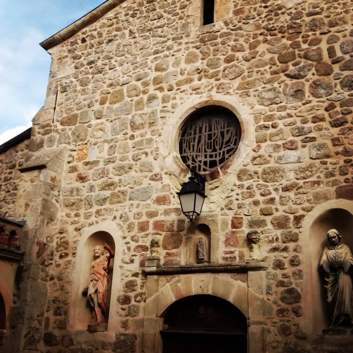 Statut et œil de la façade du Campo Santo à Saint-Cyr en Ardèche