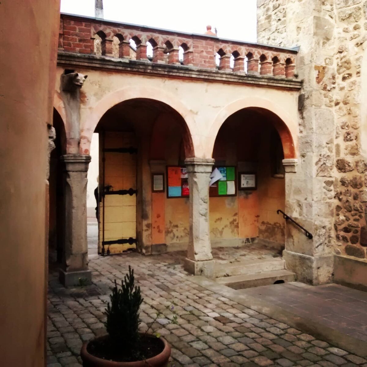 Entrée et cour du Campo Santo à Saint-Cyr en Ardèche