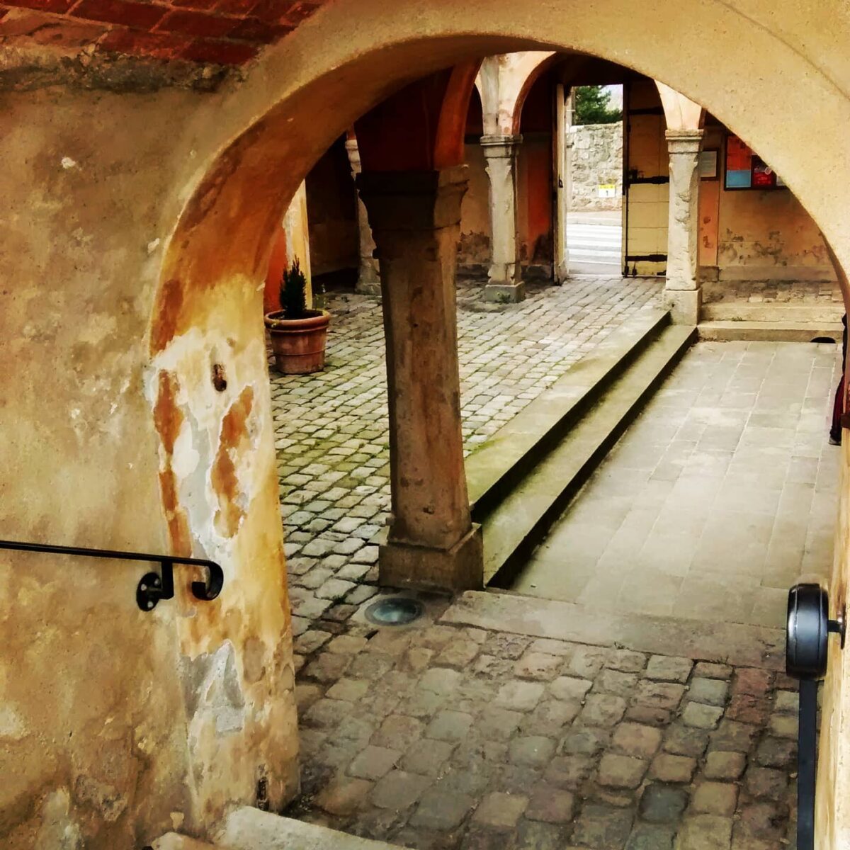 Cour intérieur du Campo Santo à Saint-Cyr en Ardèche depuis l'escalier