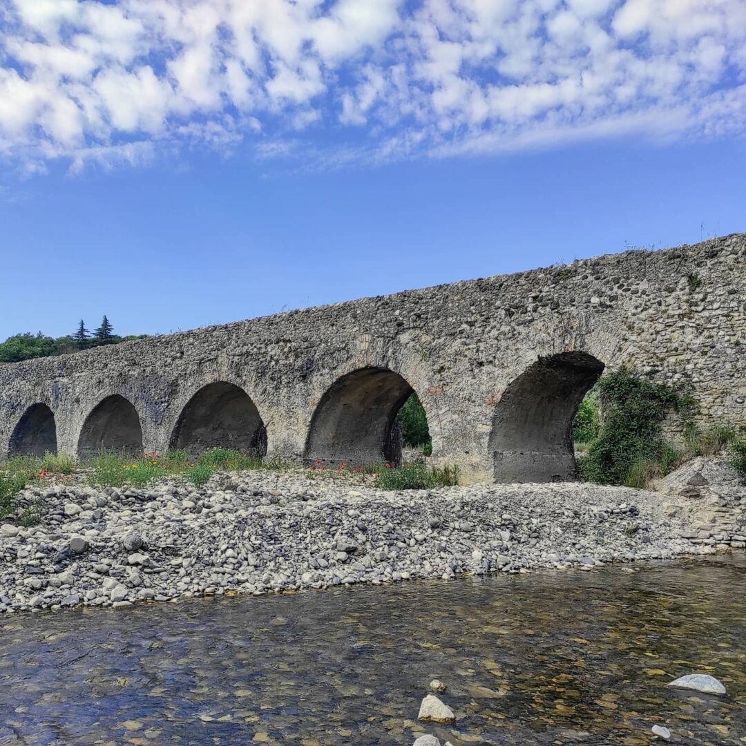 Vue sur le pont romain de Viviers avec la rivière de l'Escoutay; aujourd'hui réservé aux piétons et vélos (photo)