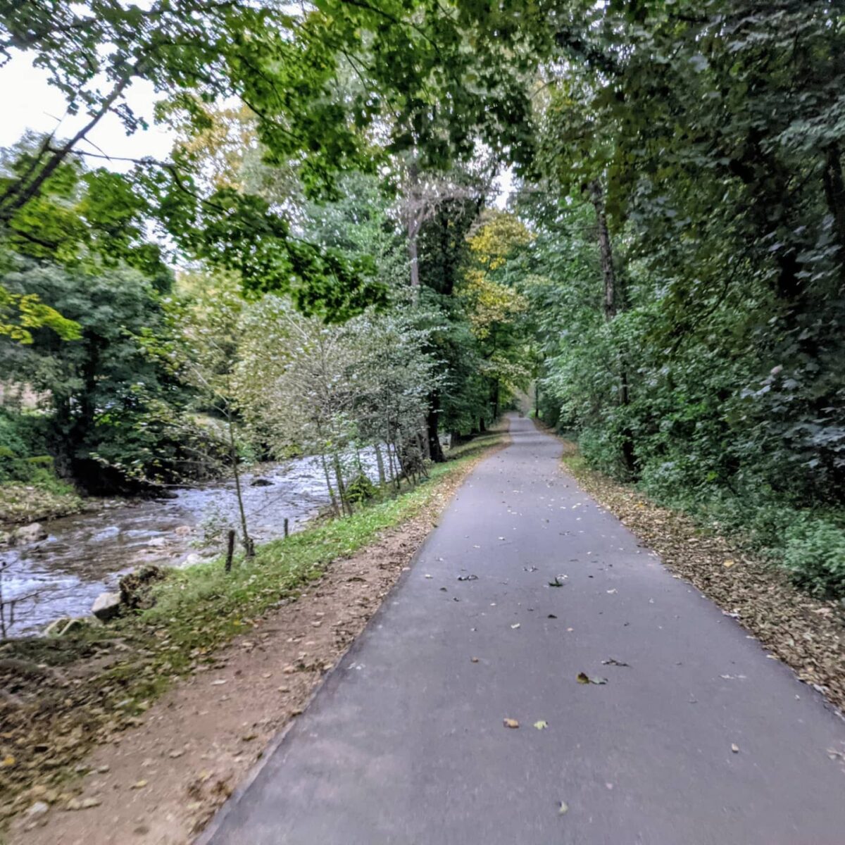 La langue de bitume de la voie verte Via Fluvia qui sétire vers Annonay sur la rive droite de la Deûme