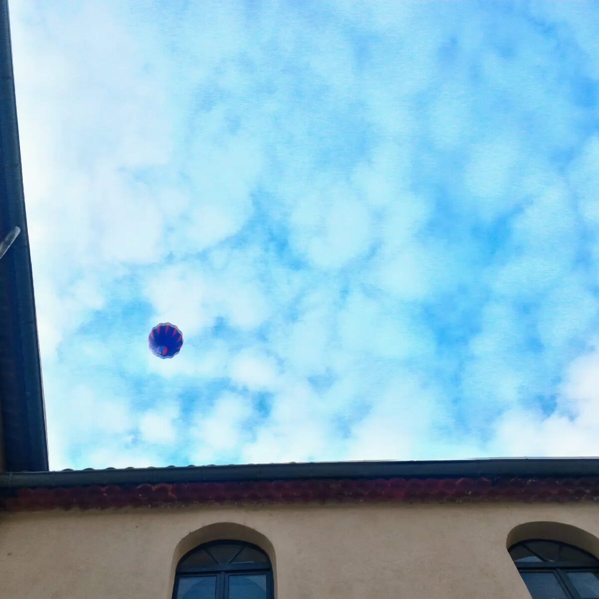 Dans l'enceinte de Vidalon et de l'ancienne usine Canson, un carré de ciel d'Ardèche avec une montgolfière qui passe entre Annonay et Davézieux