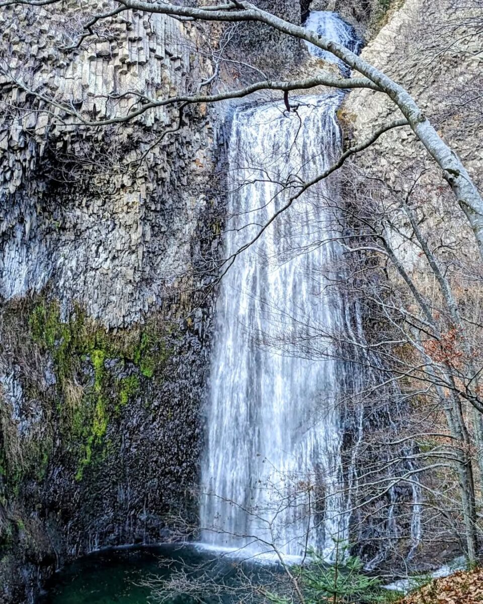 Zoom sur la cascade principale du Ray-Pic dans toute sa hauteur à Péreyres en Ardèche (photo)