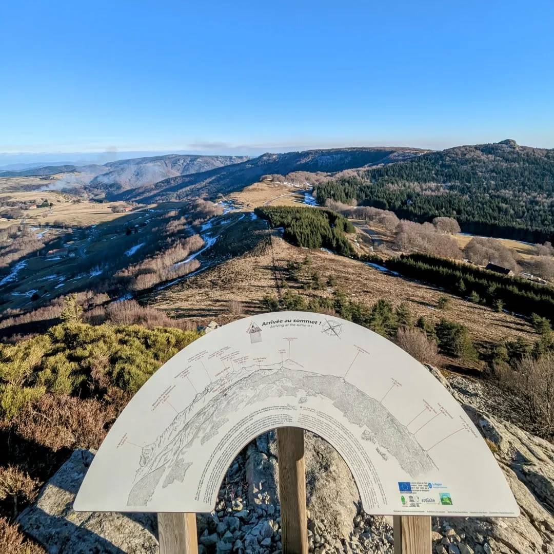 Depuis le suc du Montivernoux vers l'est, vue sur l'ancienne station de l'Areilladou, le col de Mézilhac, endirection de la vallée du Rhône avec le Vercors au loin.