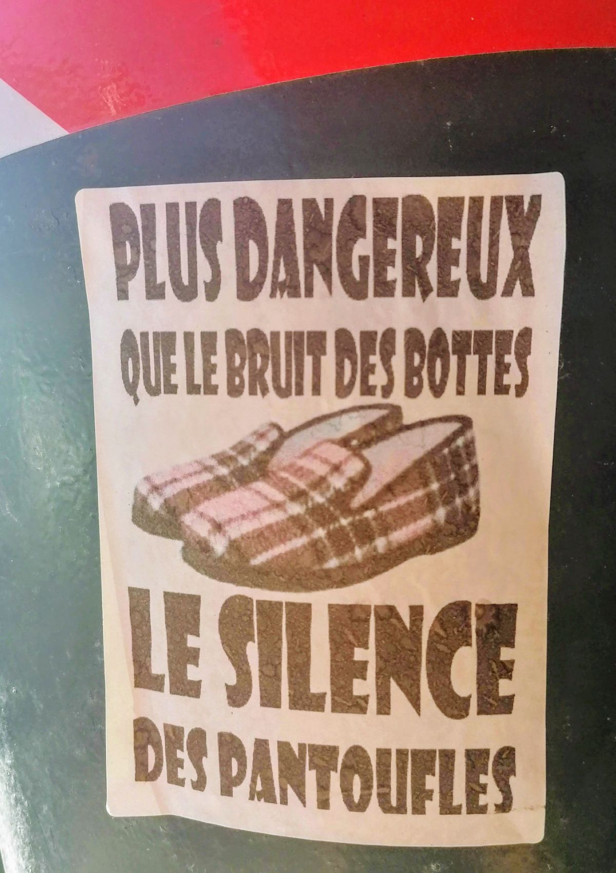 Silence des pantoufles et bruit de bottes